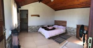 un dormitorio con una cama en una habitación en Chalés Alternativa Sítio, en Conceição da Ibitipoca