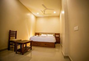 Un pat sau paturi într-o cameră la KKM International
