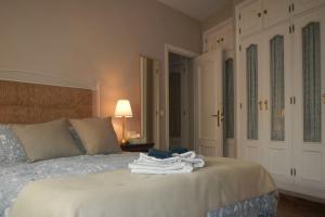 A bed or beds in a room at Penthouse!!! Center of Seville!!! 2 BR + 2 bath!!!