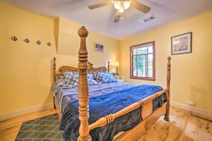 Postel nebo postele na pokoji v ubytování Sault Ste Marie Historic Home, Walk to Town!