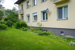 una casa con un patio delante de ella en Karkonosky Apartamenty- Salamandra, en Szklarska Poręba