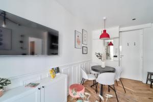 jadalnia ze stołem i krzesłami w pokoju w obiekcie Sublime appartement au coeur de Paris w Paryżu +4 zdjęcia