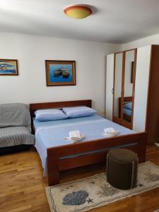 Schlafzimmer mit einem Bett und einem Spiegel in der Unterkunft studio Fani in Makarska