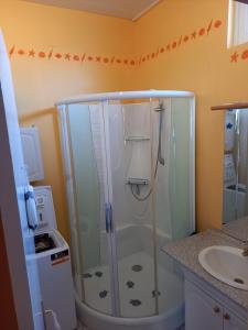 ein Badezimmer mit Dusche und Waschbecken in der Unterkunft Maison proche la tremblade et de ronce les bains in Étaules + 7 Fotos