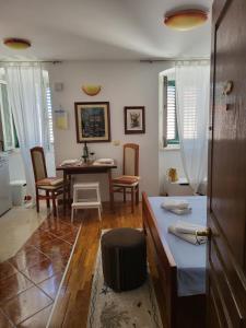 a living room with a table and a dining room at studio Fani in Makarska
