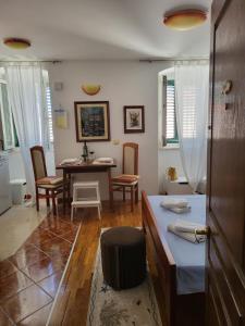 ein Wohnzimmer mit einem Tisch und einem Esszimmer in der Unterkunft studio Fani in Makarska