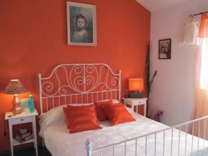 una camera da letto con pareti arancioni e un letto con cuscini arancioni di Apartment Like Home a Gradac (Grado) Altre 37 foto