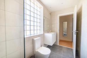 La salle de bains est pourvue de toilettes et d'un lavabo. dans l'établissement Monsanto Hill House - NO. 565 1E, à Lisbonne
