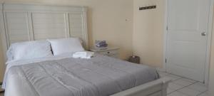 Een bed of bedden in een kamer bij Private Room in WNY,NJ 10 minutes from NYC #4