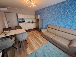 sala de estar con sofá y mesa en Éden apartman, en Balatonföldvár