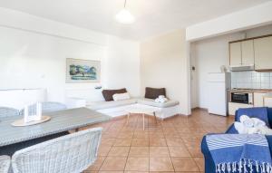 eine Küche und ein Wohnzimmer mit Tisch und Stühlen in der Unterkunft Xasteria in Velika + 72 Fotos