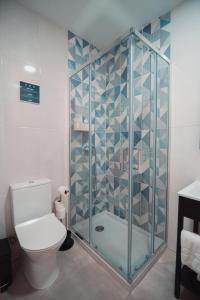 e bagno con servizi igienici e doccia in vetro. di Harbour49 - AVEIRO FLATS & SUITES ad Aveiro