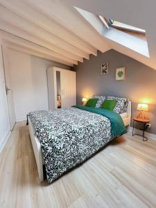 - une chambre avec un grand lit dans l'établissement Appart'Hôtel BELLE HELENE Calme & Chic, à Montereau-faut-Yonne