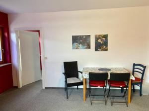 - une salle à manger avec une table et des chaises dans l'établissement Pension Sassnitz Atelierhaus, à Sassnitz