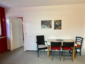 a dining room with a table and chairs at Pension Sassnitz Atelierhaus in Sassnitz