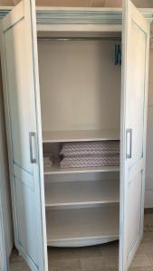Un armario con una puerta que da a una habitación con cama en Stella Marina en Olbia
