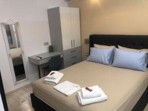 Postel nebo postele na pokoji v ubytování ROYAL RED SUITE NO 1, PIRAEUS PORT