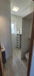 une salle de bain vide avec des toilettes et un lavabo dans l'établissement Studio BLEU - à 100 m de la plage de Berck, à Berck-sur-Mer 3 autres photos