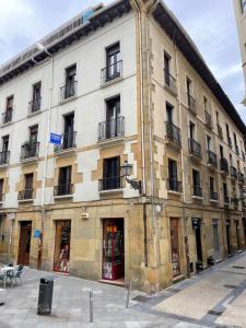 un gran edificio en la esquina de una calle en Gurtxu Rooms by Sun Sebastián, en San Sebastián