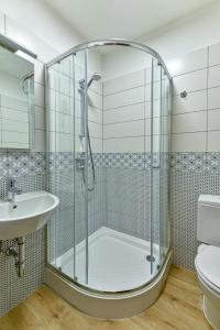 La salle de bains est pourvue d'une douche et d'un lavabo. dans l'établissement Pitypang Apartman Felsőtárkány, à Felsőtárkány