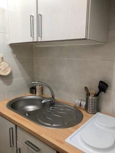 een keukenblad met spoelbak en aanrechtblad bij Etoile de mer - Menton, Garavan in Menton