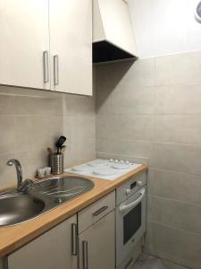 een kleine keuken met een spoelbak en een fornuis bij Etoile de mer - Menton, Garavan in Menton +12 foto's