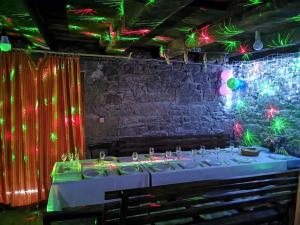 einen Tisch in einem Zimmer mit Weihnachtsbeleuchtung in der Unterkunft Kuća za odmor Starčević in Brod Moravice