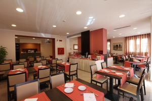 Restoran või mõni muu söögikoht majutusasutuses Hotel Cavour
