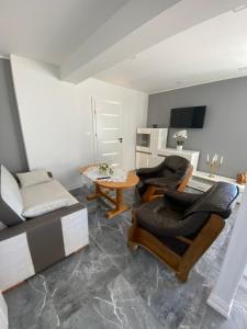 een woonkamer met twee stoelen en een tafel bij Agroturystyka Rybno in Rybno