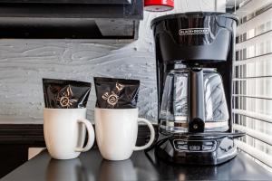 Příslušenství pro přípravu čaje a kávy v ubytování Historic Loft 5 minutes to downtown