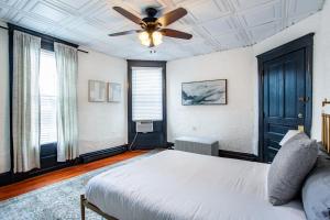 ノックスビルにあるHistoric Loft 5 minutes to downtownのベッドと天井扇風機のある寝室