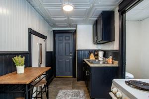ノックスビルにあるHistoric Loft 5 minutes to downtownの小さなキッチン(テーブル、青いドア付)