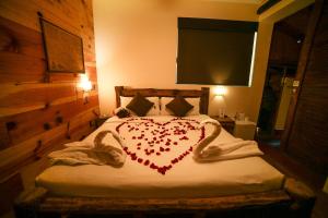een slaapkamer met een bed met een hart erop bij Casa Anzures S in Mexico-Stad