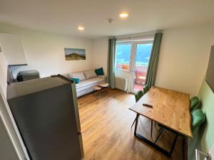ein Wohnzimmer mit einem Sofa und einem Tisch in der Unterkunft Mountain View Apartment in Ramsau am Dachstein