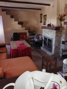 uma sala de estar com um sofá e uma lareira em las palomas em Tózar