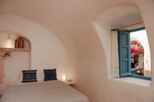 Santorinio Yellow House 객실 침대