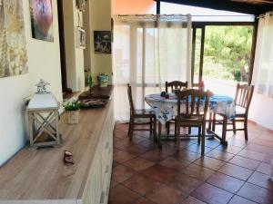 una cucina e una sala da pranzo con tavolo e sedie di Mondello Aiace 40 a Mondello