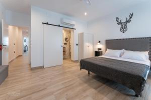A bed or beds in a room at La Posada del Teatro H Boutique Parking Gratis