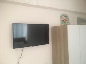 a flat screen tv hanging on a wall at Salda Lake Sagiroglu Apart in Gökçe