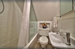 Ein Badezimmer in der Unterkunft Les Maisons Montcalm
