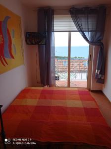 um quarto com uma cama e vista para o oceano em EOS 17 em Palizzi Marina