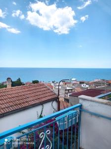 uma vista para o oceano a partir da varanda de um edifício em EOS 17 em Palizzi Marina