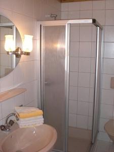 łazienka z prysznicem i umywalką w obiekcie Appartementhaus Eberharter w mieście Hart im Zillertal +30 zdjęć