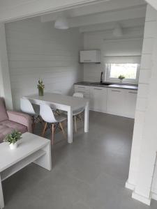 Kuchyň nebo kuchyňský kout v ubytování Biale Domki Paula Rewal - Domki z klimatyzacja, w obiekcie Jacuzzi i darmowe Wifi!