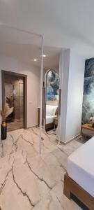 Posteľ alebo postele v izbe v ubytovaní Costa ANASTASIA_sea view suites