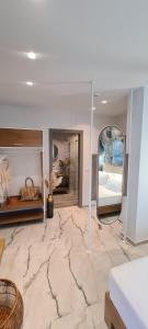 Posteľ alebo postele v izbe v ubytovaní Costa ANASTASIA_sea view suites