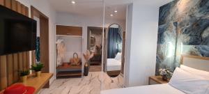 Posteľ alebo postele v izbe v ubytovaní Costa ANASTASIA_sea view suites