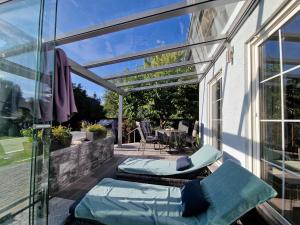 Eilenburg的住宿－Ferienwohnung Heinze，天井设有玻璃门,配有两张床垫。