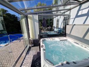 Bazén v ubytování Ferienwohnung Heinze nebo v jeho okolí