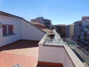 Elle offre une vue sur un balcon d'un bâtiment. dans l'établissement Penthouse overlooking Cuenca, à Cuenca